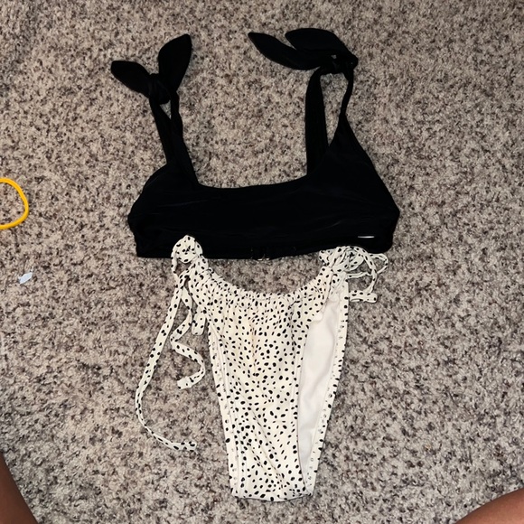 Swimsuit Top and bottoms - Picture 1 of 4